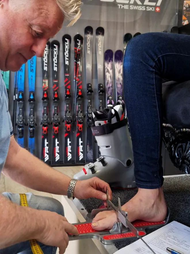 Patrick Rademaker measuring a racer’s foot with a foot gauge at Skicenter Edelweiss
